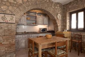 Kuchyň nebo kuchyňský kout v ubytování CASA NEL BORGO