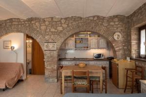 Kuchyň nebo kuchyňský kout v ubytování CASA NEL BORGO