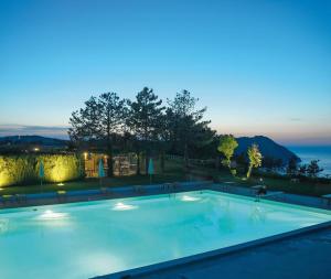 Бассейн в Hotel Emilia или поблизости