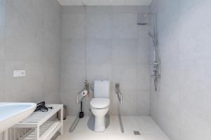 een badkamer met een toilet, een wastafel en een douche bij Sunny,Private Terrace,Wheelchair access in Valencia