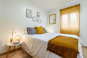 1 dormitorio con 1 cama grande y 1 mesa en Aguda Beach Porto, Slow Travel Houses en Vila Nova de Gaia