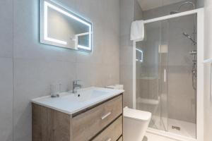 A bathroom at Gorgeous Apartment close to City Centre