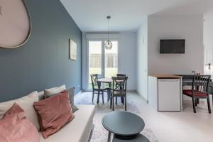 Chic & Comfortable Apartment, Private Terrace في فالنسيا: غرفة معيشة مع أريكة وطاولة