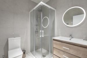 Ένα μπάνιο στο Chic & Comfortable Apartment, Private Terrace
