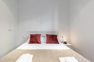 Ένα ή περισσότερα κρεβάτια σε δωμάτιο στο Apt with Antique Floor & lots of Sun Light