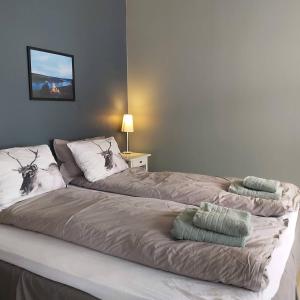 Llit o llits en una habitació de Varangertunet Rooms and Apartments
