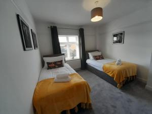 Postel nebo postele na pokoji v ubytování Doctors lane Stylish 3 Bedroom Family House with Parking