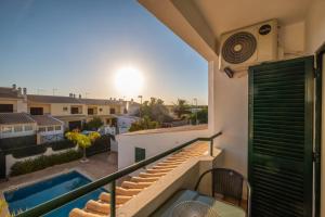 - une vue depuis le balcon d'une maison avec piscine dans l'établissement Villa Sequeira - Private Pool - Free WIFI - BY BEDZY, à Albufeira