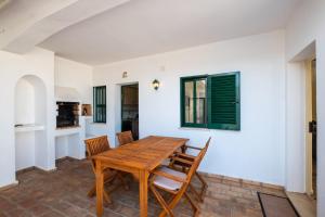 une salle à manger avec une table et des chaises en bois dans l'établissement Villa Sequeira - Private Pool - Free WIFI - BY BEDZY, à Albufeira