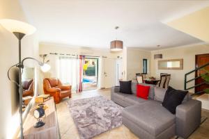 un salon avec un canapé et une table dans l'établissement Villa Sequeira - Private Pool - Free WIFI - BY BEDZY, à Albufeira 29 autres photos