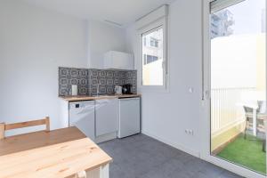 Η κουζίνα ή μικρή κουζίνα στο Marvellous Apt with a Large Private Terrace