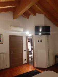 um quarto com uma porta e uma televisão no tecto em Il giardino di Pietro em Monza