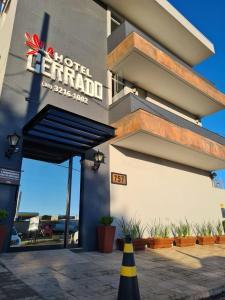 un edificio con una señal para una terminal hotelera en Hotel Cerrado, en Montes Claros