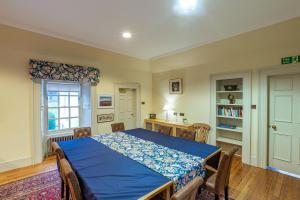 Un dormitorio con una cama azul y una mesa en Stewart Apartment en Newton Stewart