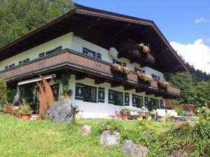 un edificio con flores a un lado. en Ferienwohnung Freudenmacher, en Sankt Jakob in Haus