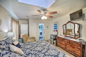 Giường trong phòng chung tại Quaint Akron Studio - Near Parks and Hunting!