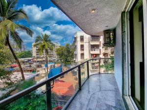 Home2 Suites and Service Apartments, Mumbai Airport tesisinde bir balkon veya teras