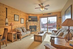 een woonkamer met een bank en een open haard bij Mountainside Grand Lake Condo with Patio! in Grand Lake