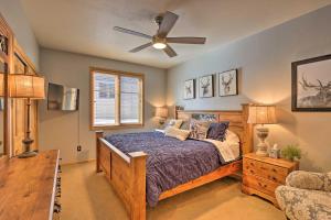 een slaapkamer met een bed en een plafondventilator bij Mountainside Grand Lake Condo with Patio! in Grand Lake