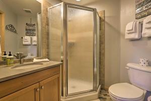 een badkamer met douche, toilet en wastafel bij Mountainside Grand Lake Condo with Patio! in Grand Lake +20 foto's