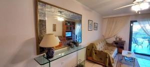 Christinas home A place to go to في Saronida: غرفة معيشة مع طاولة زجاجية ومرآة