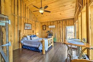 Schlafzimmer mit einem Bett und einem Deckenventilator in der Unterkunft Peaceful Mountain Air Getaway with Fire Pit! in Mountain View