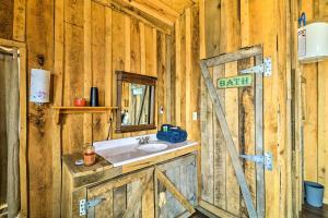 bagno con lavandino e parete in legno di Peaceful Mountain Air Getaway with Fire Pit! a Mountain View