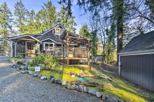 Zahrada ubytování Pet-Friendly Cabin Minutes to Gig Harbor!