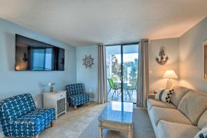 sala de estar con sofá y mesa en Gulf Shores Retreat with Private Beach Access!, en Gulf Shores