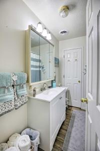 ein weißes Badezimmer mit einem Waschbecken und einem Spiegel in der Unterkunft Akron Apartment with Balcony - Hunting Nearby! in Akron