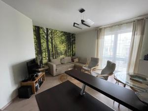 salon z kanapą i stołem w obiekcie Jantar w mieście Jantar