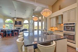 Η κουζίνα ή μικρή κουζίνα στο Luxe Scottsdale Home with Pool and Mountain Views!