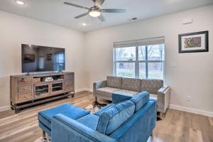 Μια τηλεόραση ή/και κέντρο ψυχαγωγίας στο Modern Townhome about 3 Mi to Dtwn Grand Junction