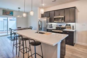 Η κουζίνα ή μικρή κουζίνα στο Modern Townhome about 3 Mi to Dtwn Grand Junction