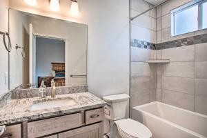 Ένα μπάνιο στο Modern Townhome about 3 Mi to Dtwn Grand Junction +18 φωτογραφίες