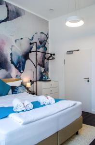 ein Schlafzimmer mit einem Bett mit Handtüchern darauf in der Unterkunft HOMELY STAY Studio 5 in München