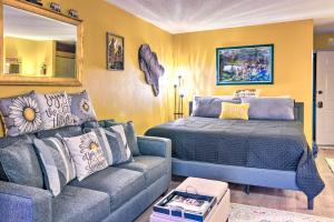 un soggiorno con un divano e un letto di 1 Mi to Lake Lure Studio with Resort Amenities a Lake Lure Altre 23 foto