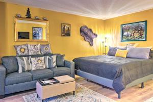 una camera da letto con un letto e un divano di 1 Mi to Lake Lure Studio with Resort Amenities a Lake Lure