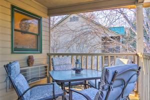 un portico con tavolo e sedie su un balcone di 1 Mi to Lake Lure Studio with Resort Amenities a Lake Lure