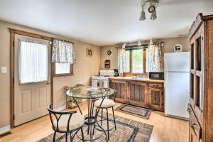 een keuken met een tafel en een koelkast bij Rustic Unadilla Cottage on 15 Acres with Pond! in Unadilla