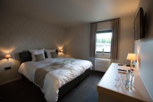 Llit o llits en una habitació de Hotel De Lissewal