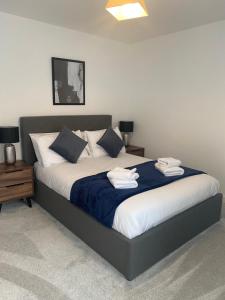 1 dormitorio con 1 cama con 2 toallas en Icona en York