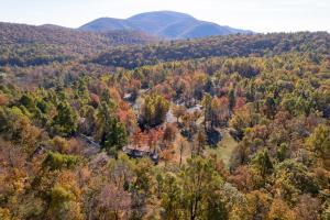 Uma vista aérea de Love Ridge Mountain Lodging