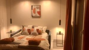 una camera da letto con un letto e un dipinto sul muro di L'intemporel plage - Malo'Cation a Dunkerque