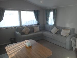een woonkamer met een bank en een salontafel bij 54 Apple Grove in Exmouth