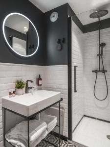 uma casa de banho com um lavatório e um espelho em Maisons du Monde Hotel & Suites - Nantes em Nantes