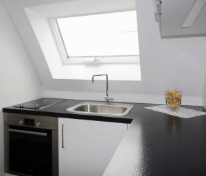 Η κουζίνα ή μικρή κουζίνα στο schwimmende Ferienwohnung Rooftop +36 φωτογραφίες