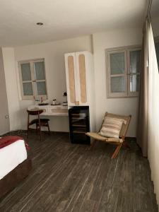ein Schlafzimmer mit einem Bett und ein Badezimmer mit einem Waschbecken in der Unterkunft Casa Martha hotel boutique in Tequisquiapan