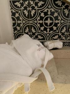 a white towel on a chair in front of a wall at Casa Martha hotel boutique in Tequisquiapan