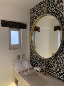 ein Badezimmer mit einem großen Spiegel und einem Waschbecken in der Unterkunft Casa Martha hotel boutique in Tequisquiapan